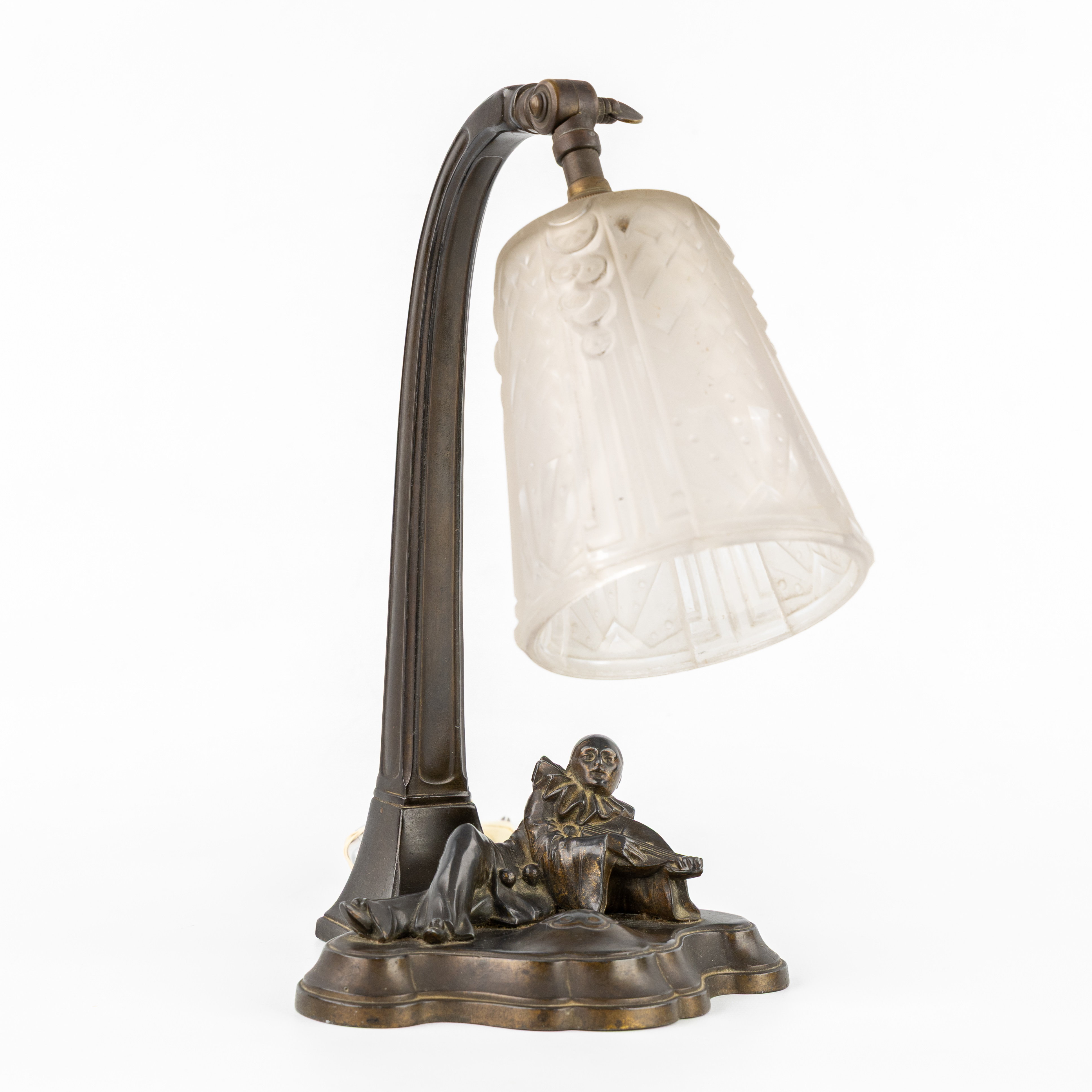 Muller Frères Luneville, een tafellamp met Pierrot en gesatineerd glazen lampenkap, gepatineerd kunstbrons. Art Deco, circa 1930 (L:17.5 x W:25 x H:30 cm)